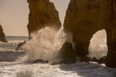Ponta da Piedade Portekiz kayalar bir manzaraya 