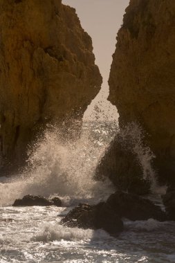 Ponta da Piedade Portekiz kayalar bir manzaraya 
