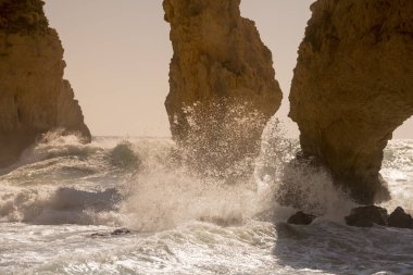 Ponta da Piedade Portekiz kayalar bir manzaraya 