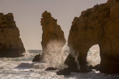 Ponta da Piedade Portekiz kayalar bir manzaraya 