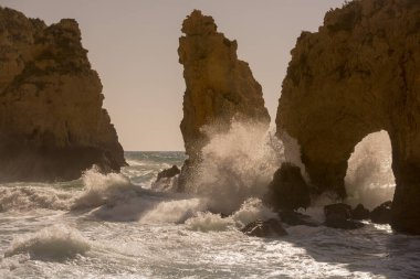 Ponta da Piedade Portekiz kayalar bir manzaraya 