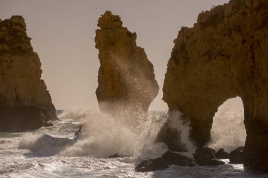 Ponta da Piedade Portekiz kayalar bir manzaraya 