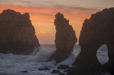 Ponta da Piedade Portekiz kayalar bir manzaraya 