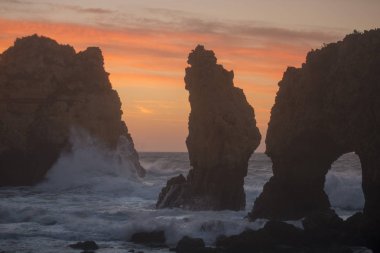Ponta da Piedade Portekiz kayalar bir manzaraya 