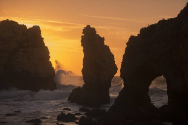 Ponta da Piedade Portekiz kayalar bir manzaraya 