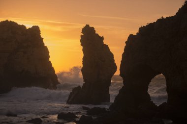Ponta da Piedade Portekiz kayalar bir manzaraya 