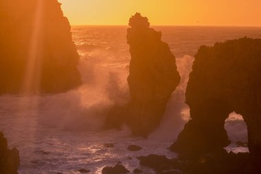 Ponta da Piedade Portekiz kayalar bir manzaraya 