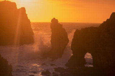 Ponta da Piedade Portekiz kayalar bir manzaraya 