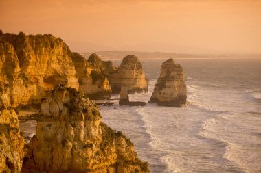 Ponta da Piedade Portekiz kayalar bir manzaraya 