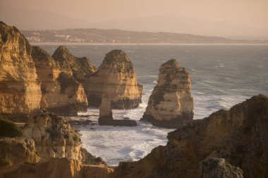 Ponta da Piedade Portekiz kayalar bir manzaraya 