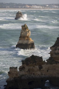 Ponta da Piedade Portekiz kayalar bir manzaraya 