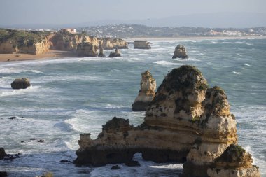 Ponta da Piedade Portekiz kayalar bir manzaraya 