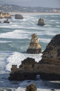 Ponta da Piedade Portekiz kayalar bir manzaraya 