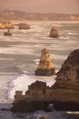 Ponta da Piedade Portekiz kayalar bir manzaraya 