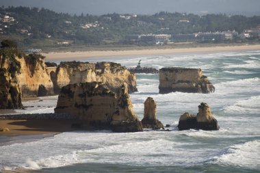 Ponta da Piedade Portekiz kayalar bir manzaraya 