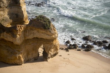 Ponta da Piedade Portekiz kayalar bir manzaraya 