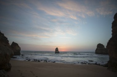 Ponta da Piedade Portekiz kayalar bir manzaraya