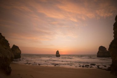 Ponta da Piedade Portekiz kayalar bir manzaraya