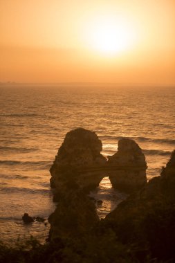 Ponta da Piedade Portekiz kayalar bir manzaraya