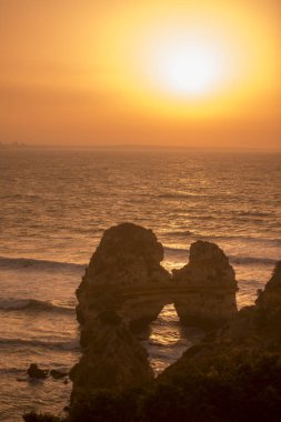 Ponta da Piedade Portekiz kayalar bir manzaraya