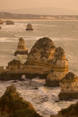 Ponta da Piedade Portekiz kayalar bir manzaraya