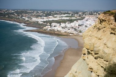 Portekiz Luz köyü ile plaj