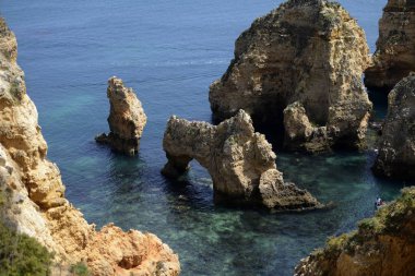 Ponta da Piedade Portekiz kayalar bir manzaraya