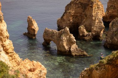 Ponta da Piedade Portekiz kayalar bir manzaraya