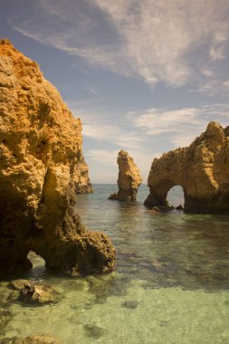 Ponta da Piedade Portekiz kayalar bir manzaraya
