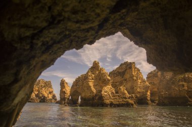 Ponta da Piedade Portekiz kayalar bir manzaraya