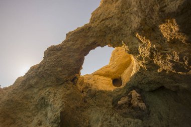 Ponta da Piedade Portekiz kayalar bir manzaraya