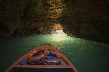 Ponta da Piedade Portekiz kayalar bir manzaraya