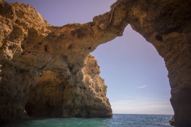 Ponta da Piedade Portekiz kayalar bir manzaraya