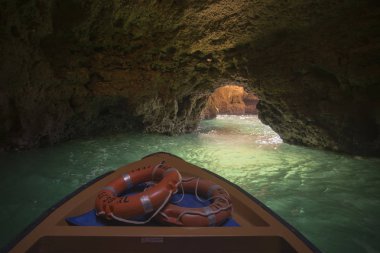 Ponta da Piedade Portekiz kayalar bir manzaraya