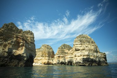 Ponta da Piedade Portekiz kayalar bir manzaraya