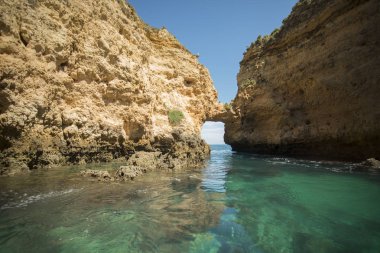 Ponta da Piedade Portekiz kayalar bir manzaraya