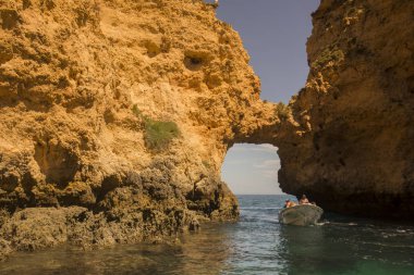 Ponta da Piedade Portekiz kayalar bir manzaraya