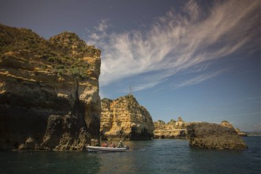 Ponta da Piedade Portekiz kayalar bir manzaraya