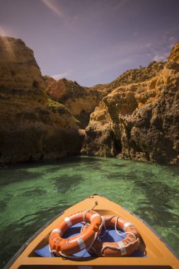 Ponta da Piedade Portekiz kayalar bir manzaraya