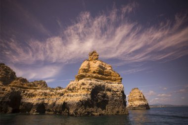 Ponta da Piedade Portekiz kayalar bir manzaraya