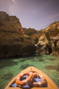 Ponta da Piedade Portekiz kayalar bir manzaraya