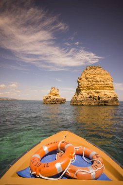 Ponta da Piedade Portekiz kayalar bir manzaraya