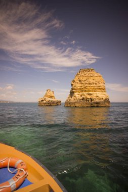 Ponta da Piedade Portekiz kayalar bir manzaraya