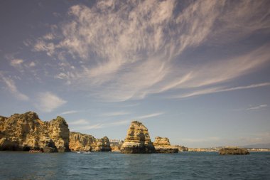 Ponta da Piedade Portekiz kayalar bir manzaraya