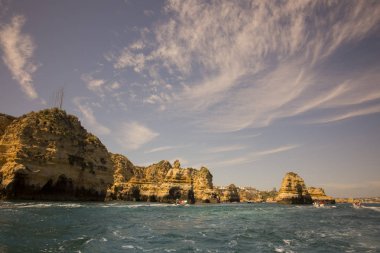 Ponta da Piedade Portekiz kayalar bir manzaraya