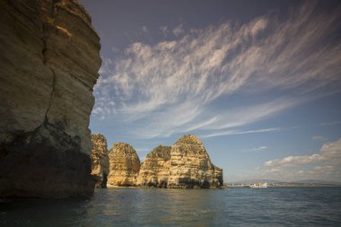 Ponta da Piedade Portekiz kayalar bir manzaraya