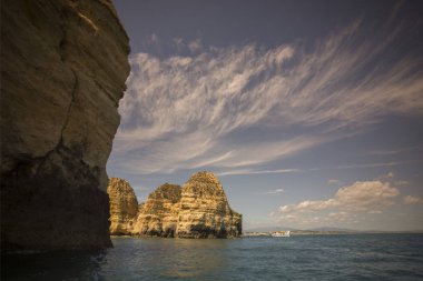 Ponta da Piedade Portekiz kayalar bir manzaraya