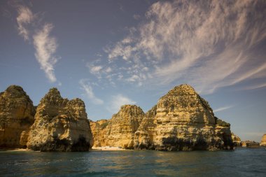 Ponta da Piedade Portekiz kayalar bir manzaraya
