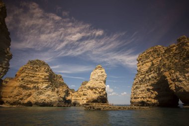 Ponta da Piedade Portekiz kayalar bir manzaraya