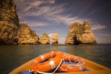 Ponta da Piedade Portekiz kayalar bir manzaraya